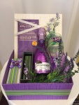 7.Purple box Sadrži: čokolada 85% cocoa, JP Chenet francusko penušavo vino ukus borovnica, čaša za šampanjac, igla broš, ukrasna kutija Cena: 3300 din