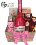 Cena: 4500 din Poklon paket sadrži: JP Chenet francusko penusavo vino fashion strawberry Raspberry, Gues girl mist, najlepše želje čokolade, slika za zid