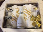 Cena:5000 din Poklon paket sadrži: dva frotirska peškira His i Hers, čaše za mladence, šampanjac JP CHENET u ukrasnoj kutiji