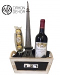 Cena: 4000 din  Poklon paket sadrži: Crno vino Prince Louis dry red wine, nož za otvaranje koverti, Ferrero Rocher, upakovano u drvenu gajbicu sa mašnom