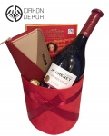 Cena: 3800 din Poklon paket sadrži: JP Chenet crno vino, novčanik Cavaldi, Ferrero Rocher, Mozart sticks, plišana kutija, upakovano sa mašnom