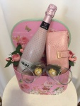 Cena: 6000 din poklon sa novčanikom, pink penušavim šampanjcem, čaše za šampanjac, velika ukrasna kutija, upakovano sa mašnom