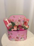 13. Pink love Sadrži: shower gel fruty touch, hand balm strawberry skin, mirišljava sveća, ukrasna kutija, upakovano sa mašnom Cena:2500 din