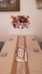 dekoracija stolova za goste