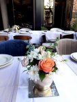 cvetni aranžman za stolove za goste